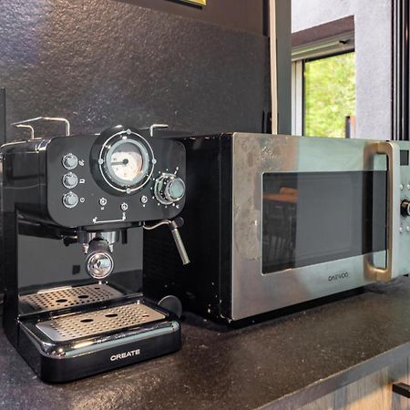 Black House Sorprendente Casa Estilo Industrial أولوت المظهر الخارجي الصورة
