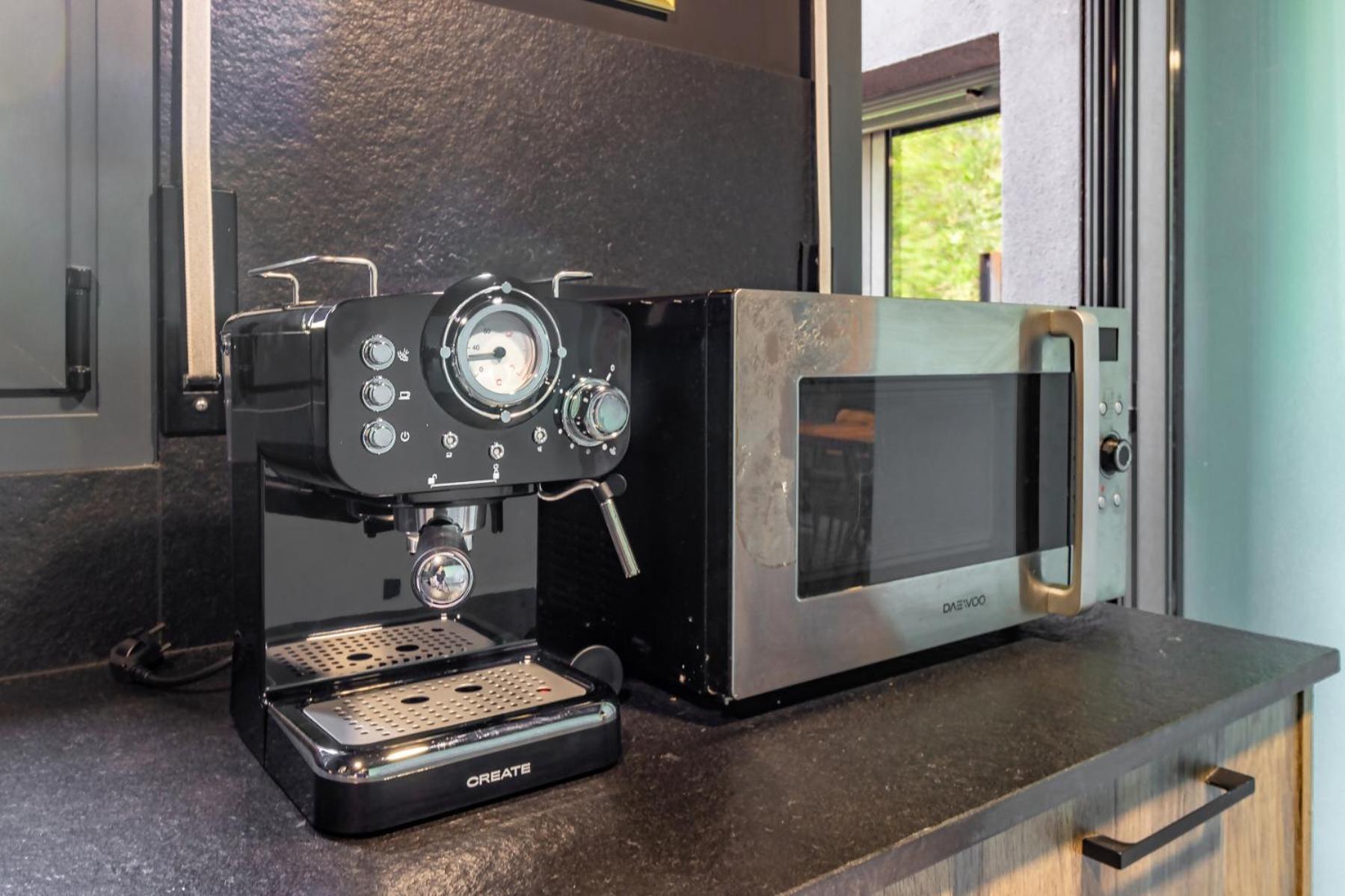 Black House Sorprendente Casa Estilo Industrial أولوت المظهر الخارجي الصورة