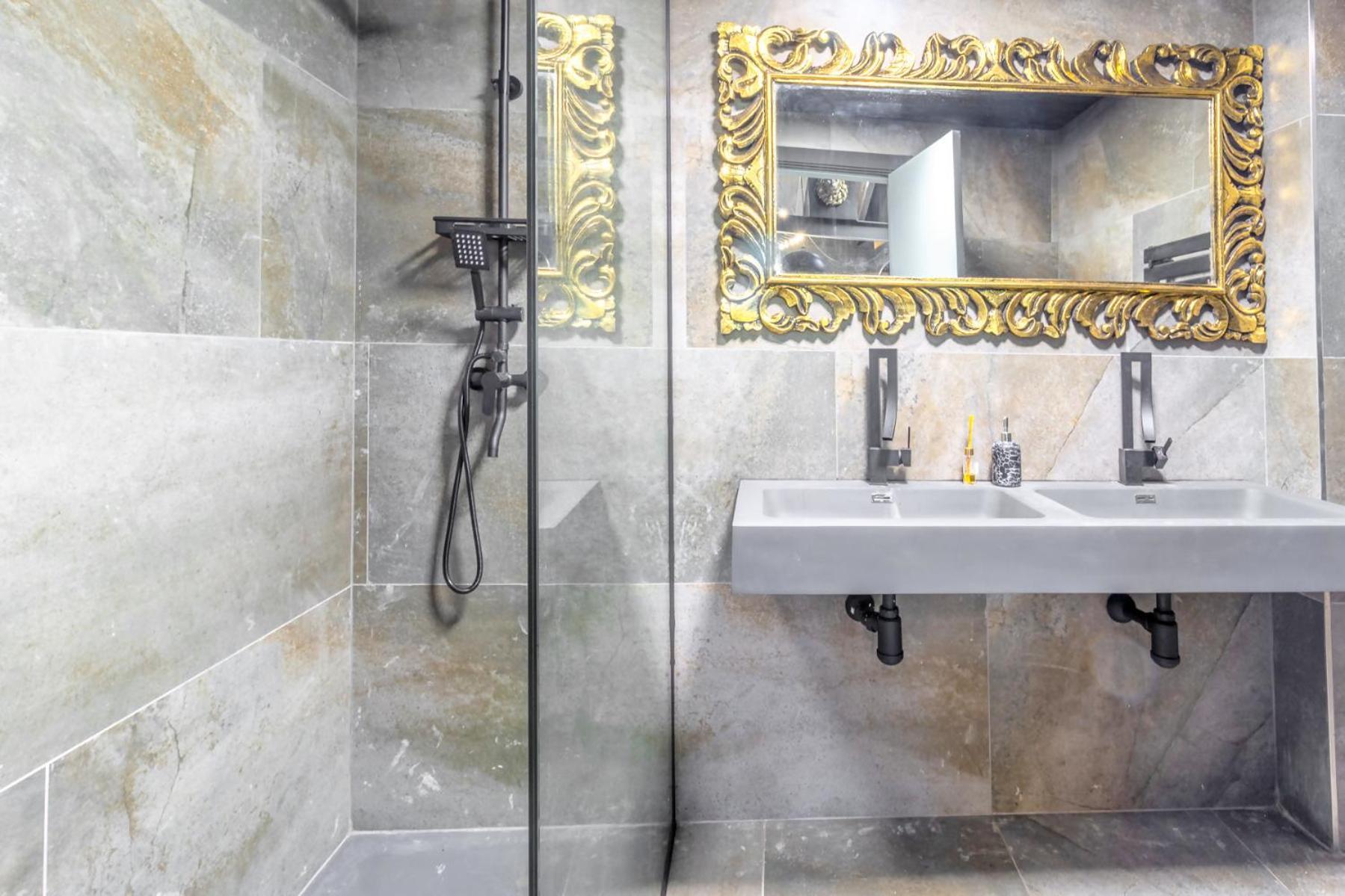 Black House Sorprendente Casa Estilo Industrial أولوت المظهر الخارجي الصورة