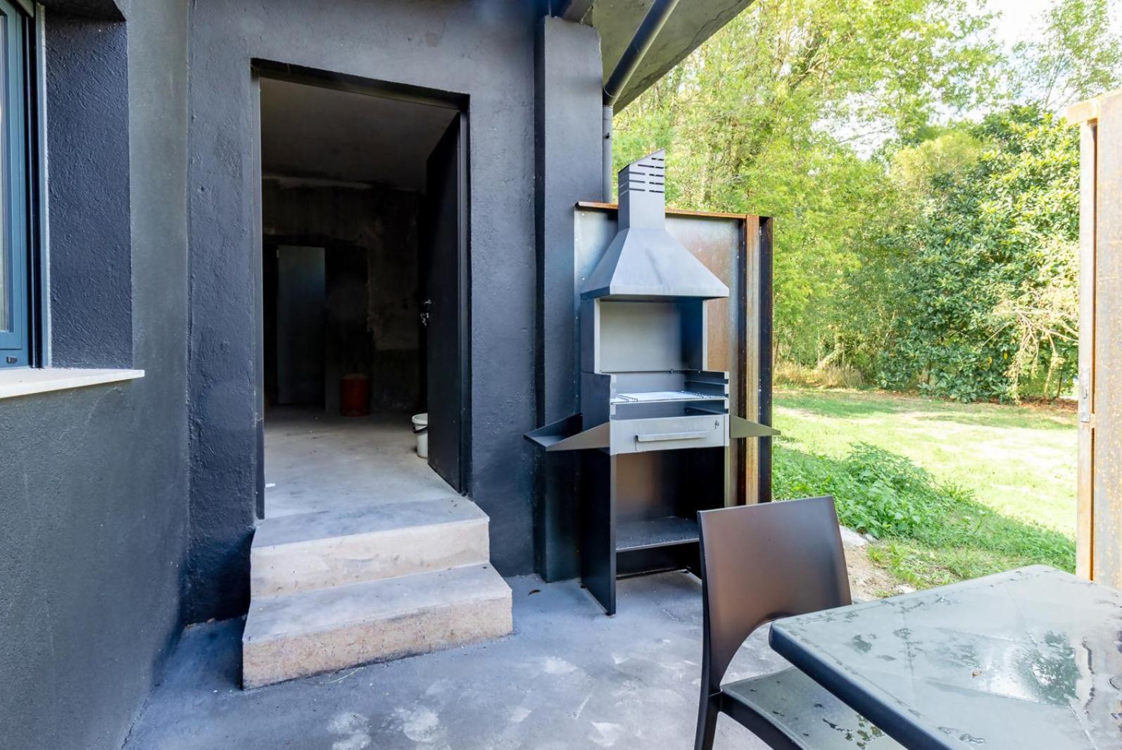 Black House Sorprendente Casa Estilo Industrial أولوت المظهر الخارجي الصورة