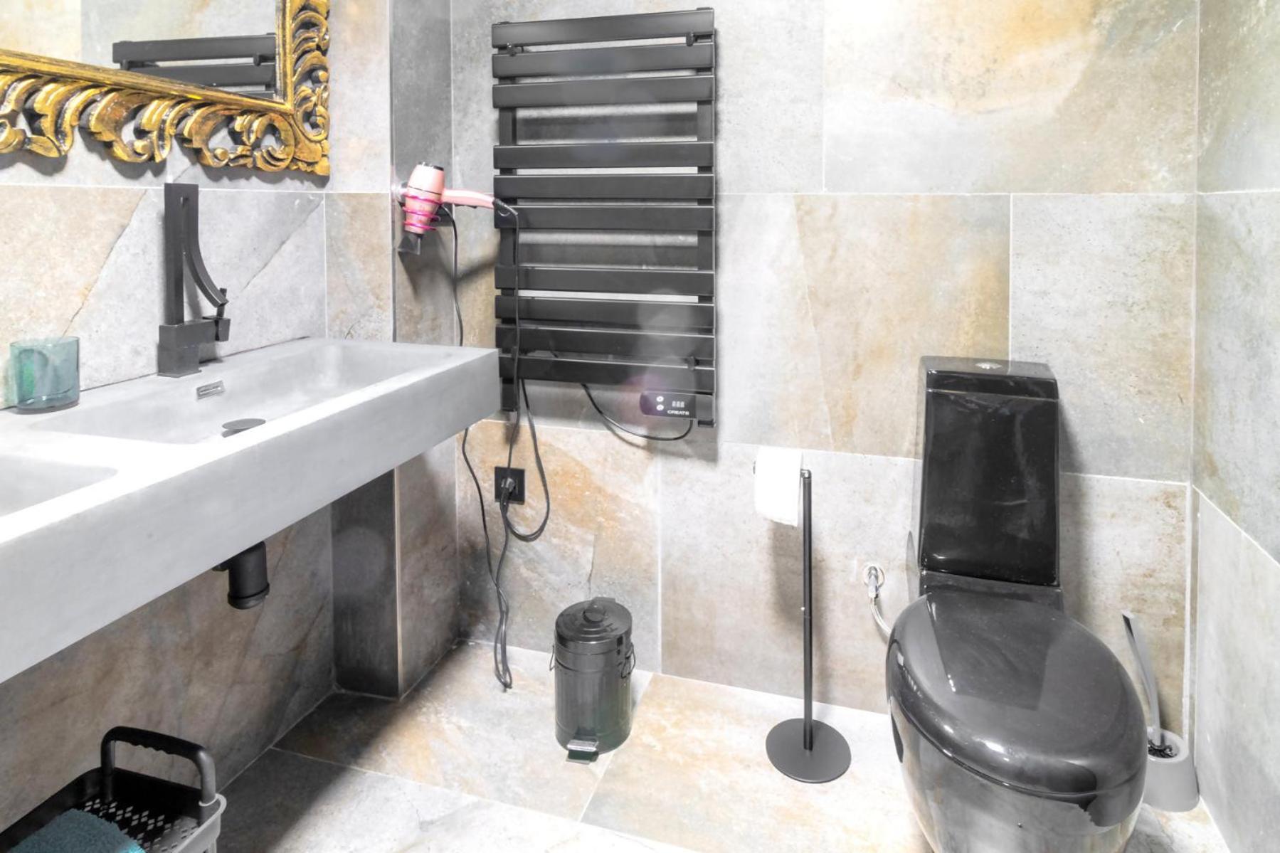 Black House Sorprendente Casa Estilo Industrial أولوت المظهر الخارجي الصورة