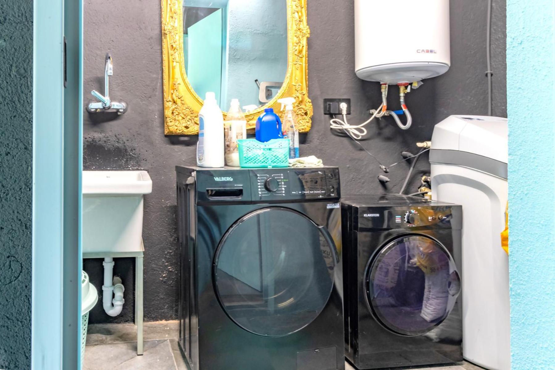 Black House Sorprendente Casa Estilo Industrial أولوت المظهر الخارجي الصورة