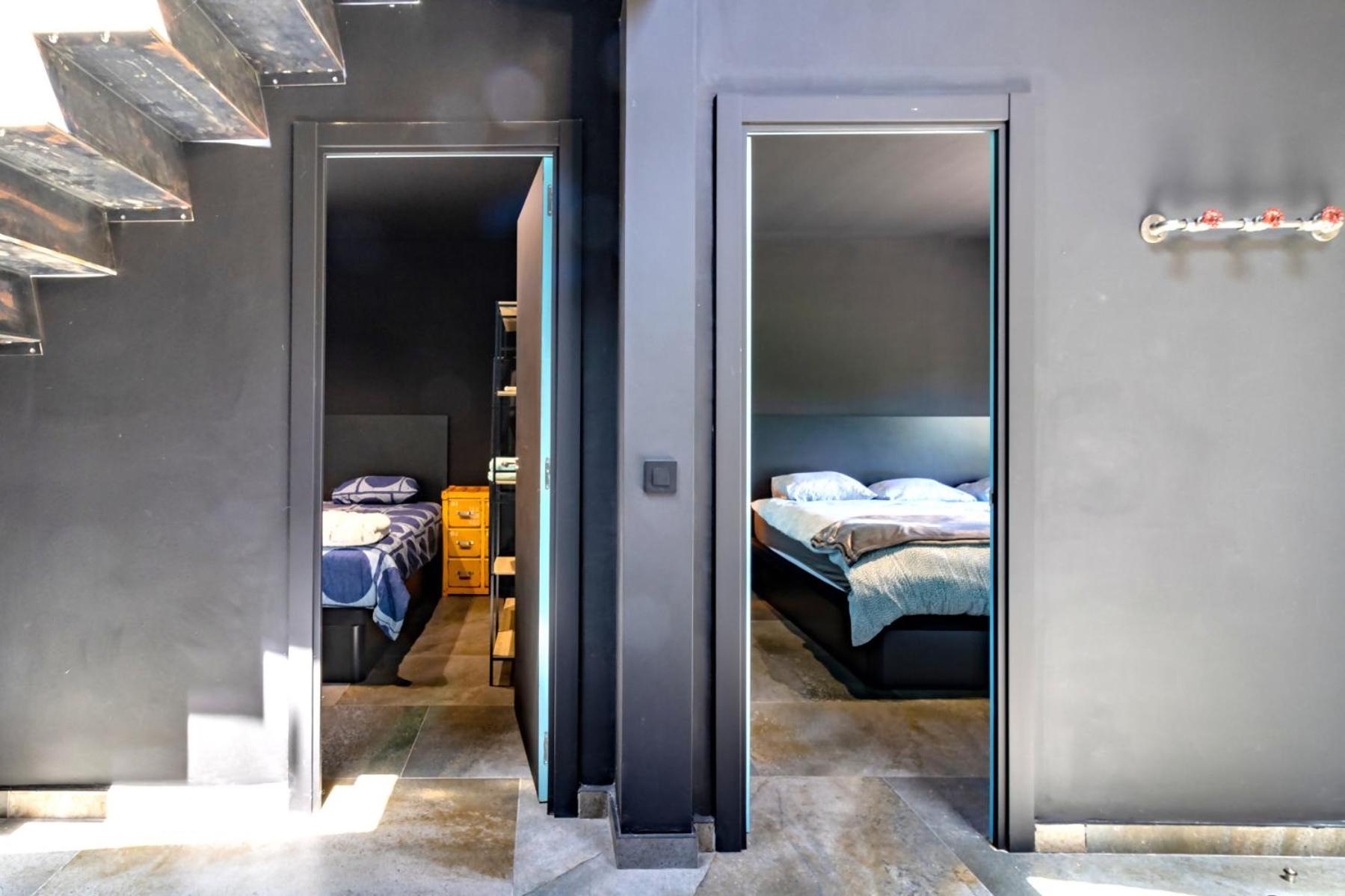 Black House Sorprendente Casa Estilo Industrial أولوت المظهر الخارجي الصورة