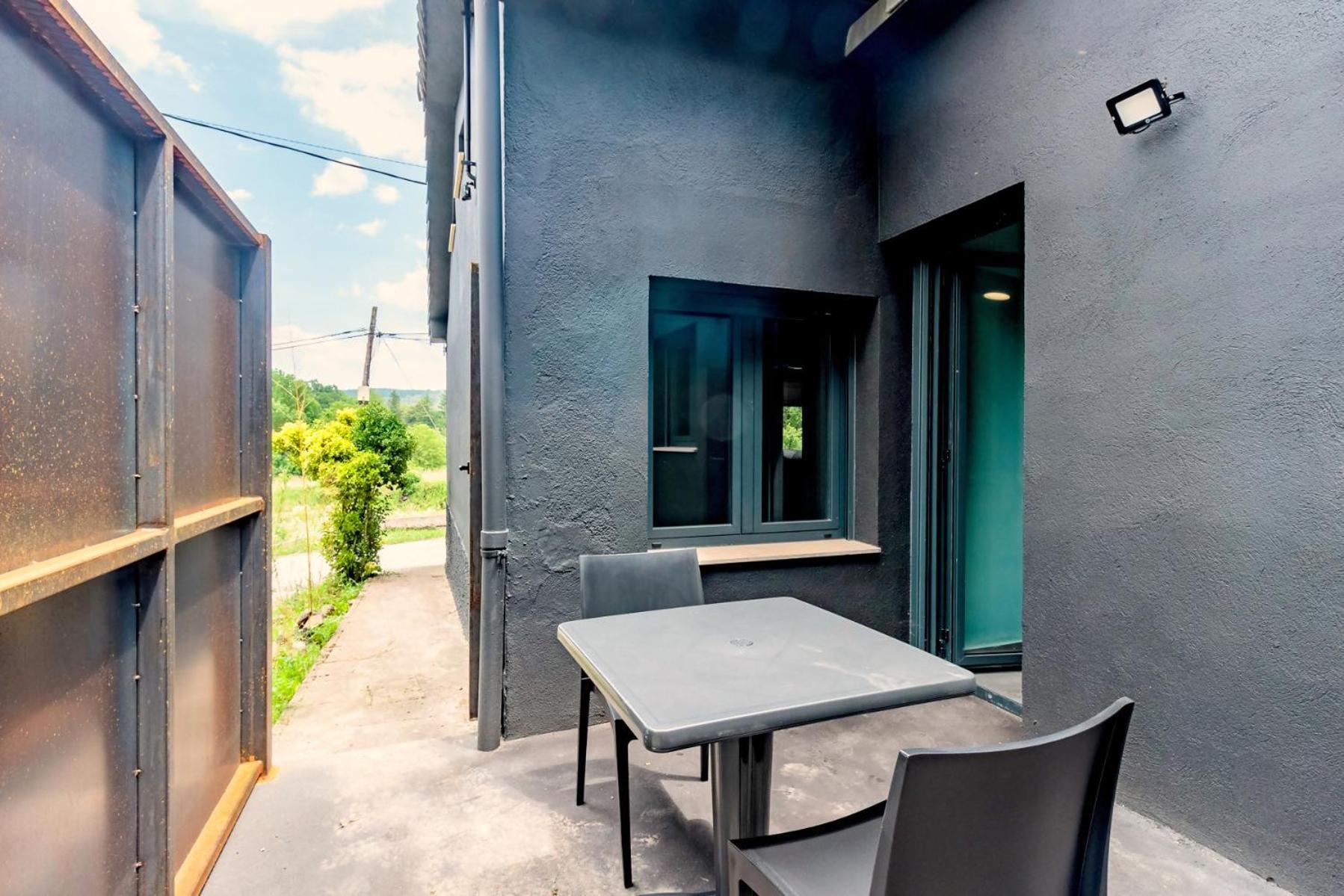 Black House Sorprendente Casa Estilo Industrial أولوت المظهر الخارجي الصورة