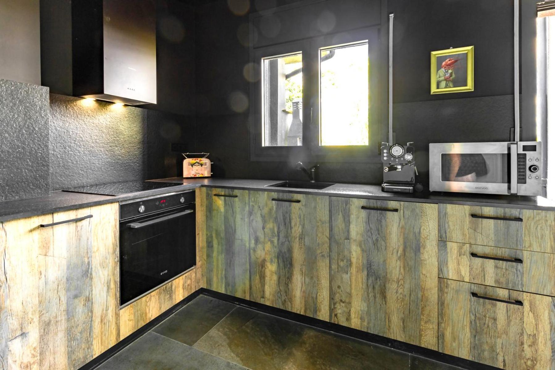 Black House Sorprendente Casa Estilo Industrial أولوت المظهر الخارجي الصورة