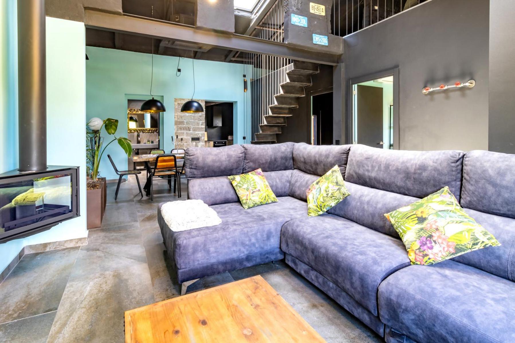 Black House Sorprendente Casa Estilo Industrial أولوت المظهر الخارجي الصورة