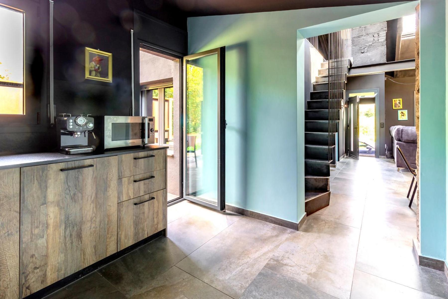 Black House Sorprendente Casa Estilo Industrial أولوت المظهر الخارجي الصورة