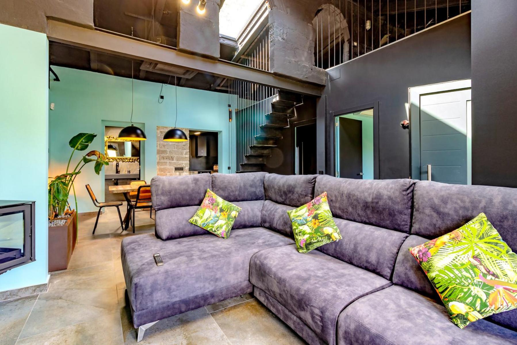 Black House Sorprendente Casa Estilo Industrial أولوت المظهر الخارجي الصورة