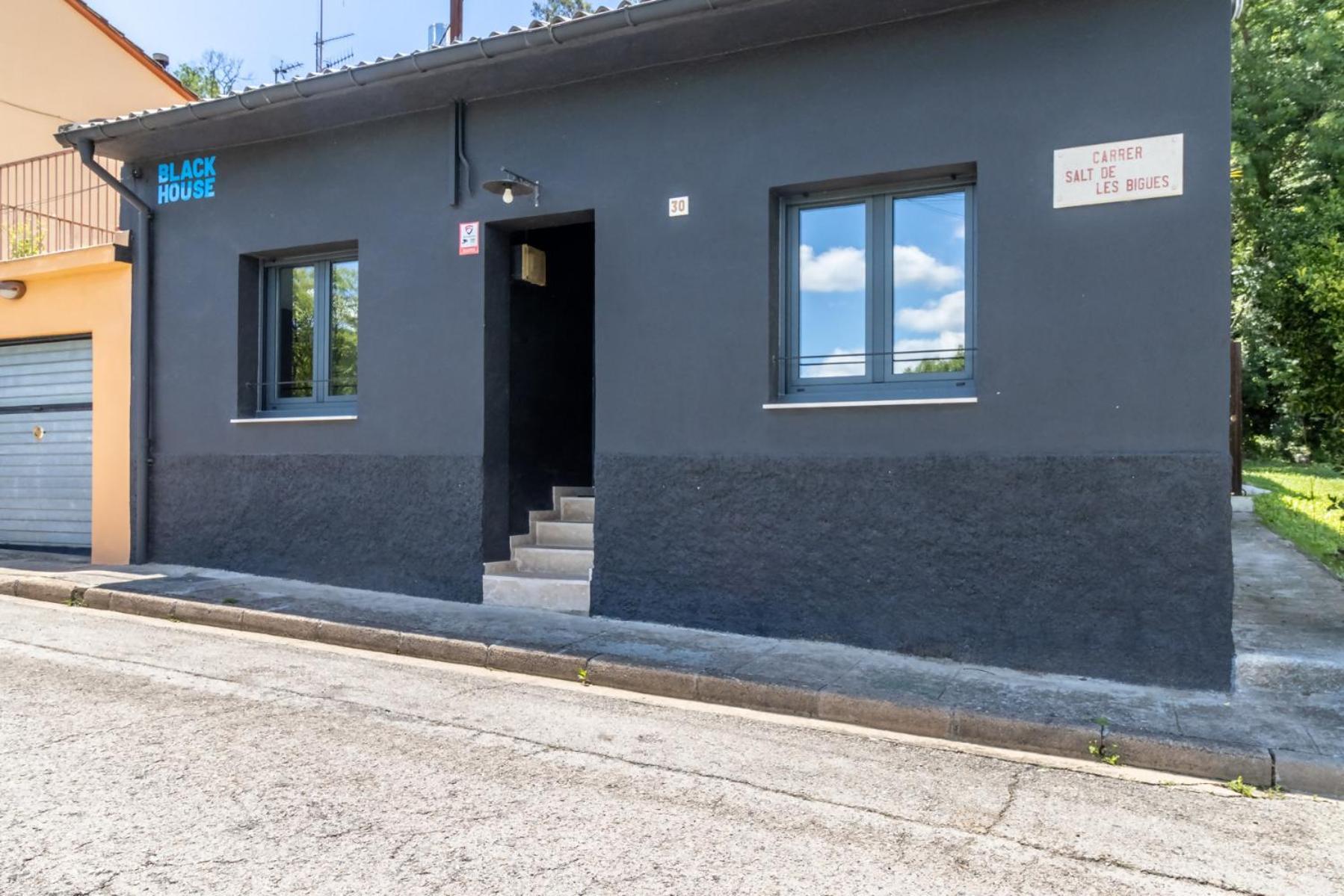 Black House Sorprendente Casa Estilo Industrial أولوت المظهر الخارجي الصورة